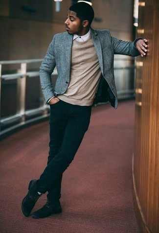 Как носить серый пиджак с черными замшевыми ботинками дезертами