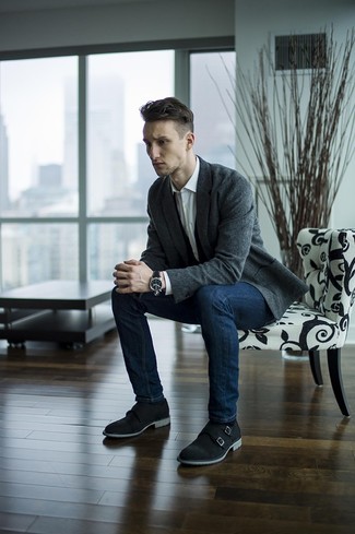 Как носить серый пиджак с черными замшевыми монками с двумя ремешками