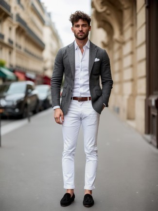 Как носить серый пиджак с черными замшевыми лоферами мужчине