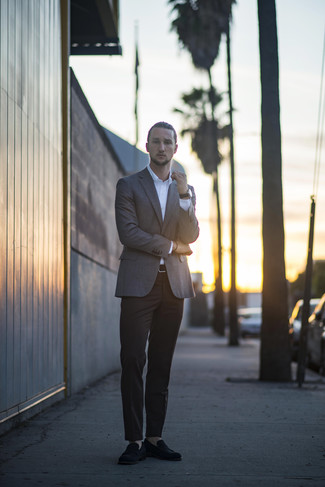 Как носить серый пиджак с черными замшевыми лоферами мужчине