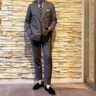 Как носить серый пиджак с черными замшевыми лоферами мужчине