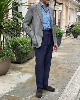 Как носить серый пиджак с черными замшевыми лоферами мужчине