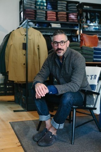 Как носить серый пиджак с черными замшевыми лоферами мужчине