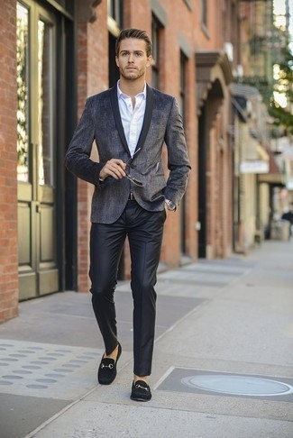 Как носить серый пиджак с черными замшевыми лоферами мужчине