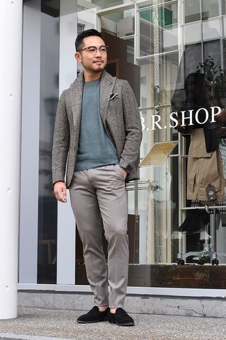 Как носить серый пиджак с черными замшевыми лоферами мужчине