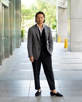 Как носить серый пиджак с черными замшевыми лоферами мужчине