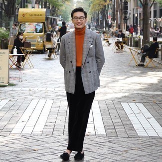 Как носить серый пиджак с черными замшевыми лоферами мужчине