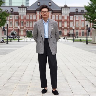 Как носить серый пиджак с черными замшевыми лоферами мужчине