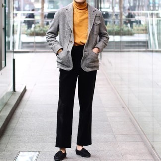 Как носить серый пиджак с черными замшевыми лоферами мужчине