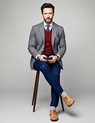 Как носить серый пиджак с коричневыми кожаными брогами