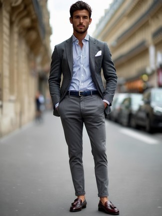 Как носить серый пиджак с коричневыми кожаными лоферами мужчине