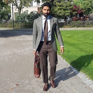 Как носить серый пиджак с коричневыми кожаными лоферами мужчине