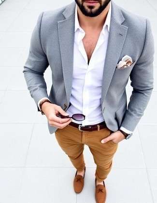 Как носить серый пиджак с коричневыми замшевыми лоферами мужчине