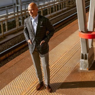 Как носить серый пиджак с коричневыми замшевыми лоферами мужчине