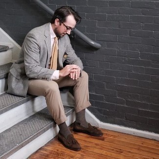 Как носить серый пиджак с коричневыми замшевыми лоферами мужчине