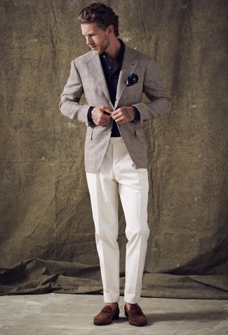 Как носить серый пиджак с коричневыми замшевыми лоферами мужчине