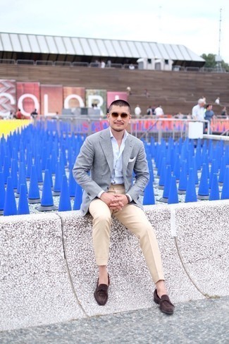 Как носить серый пиджак с коричневыми замшевыми лоферами мужчине