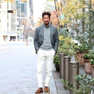 Как носить серый пиджак с коричневыми замшевыми лоферами мужчине