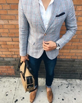 Как носить серый пиджак с коричневыми замшевыми лоферами мужчине