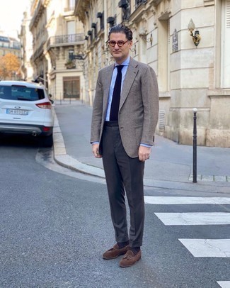 Как носить серый пиджак с коричневыми замшевыми лоферами мужчине