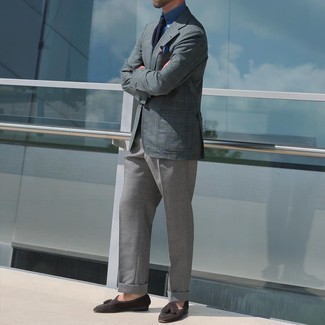 Как носить серый пиджак с коричневыми замшевыми лоферами мужчине