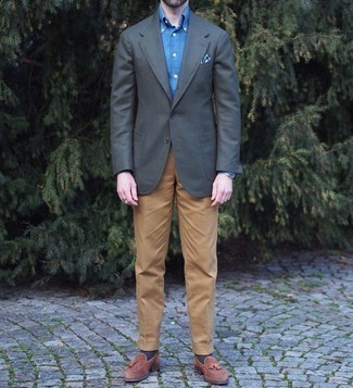 Как носить серый пиджак с коричневыми замшевыми лоферами мужчине