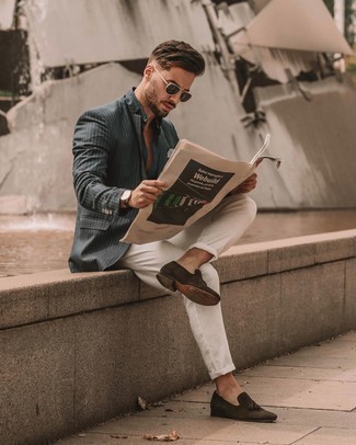 Как носить серый пиджак с коричневыми замшевыми лоферами мужчине