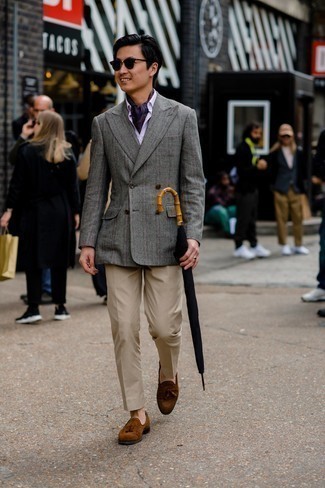 Как носить серый пиджак с коричневыми замшевыми лоферами мужчине