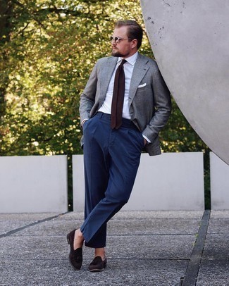 Как носить серый пиджак с коричневыми замшевыми лоферами мужчине