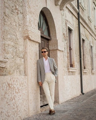 Как носить серый пиджак с коричневыми замшевыми лоферами мужчине