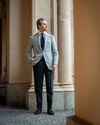 Как носить серый пиджак с коричневыми замшевыми лоферами мужчине