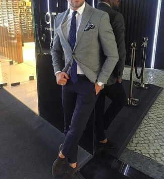 Как носить серый пиджак с коричневыми замшевыми монками