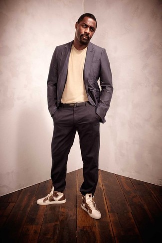 Как носить серый пиджак с темно-серыми брюками чинос