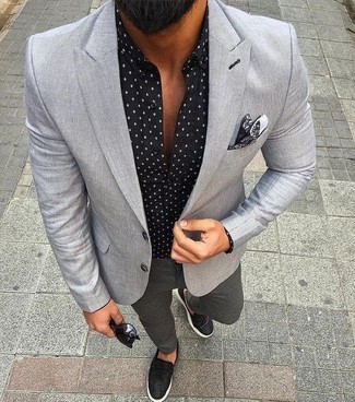 Как носить серый пиджак с темно-серыми брюками чинос