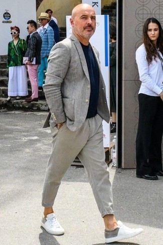 Как носить серый пиджак с темно-серыми брюками чинос