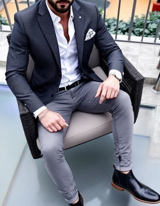 Как носить серый пиджак с темно-серыми джинсами мужчине