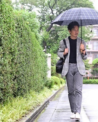 Как носить серый пиджак с темно-серыми джинсами мужчине