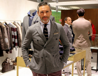 Как носить серый пиджак с темно-коричневыми брюками чинос