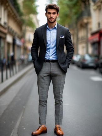 Как носить серый пиджак с темно-коричневыми кожаными брогами