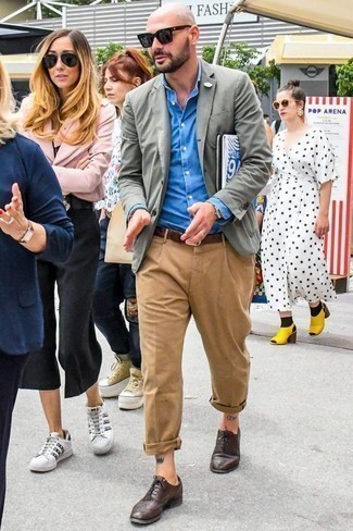 Как носить серый пиджак с темно-коричневыми кожаными брогами