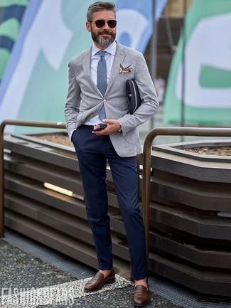 Как носить серый пиджак с темно-коричневыми кожаными лоферами мужчине