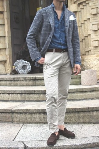 Как носить серый пиджак с темно-коричневыми кожаными лоферами мужчине