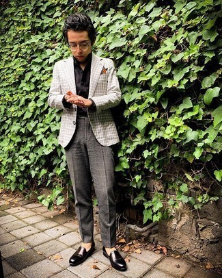 Как носить серый пиджак с темно-коричневыми кожаными лоферами мужчине