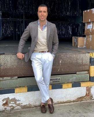 Как носить серый пиджак с темно-коричневыми кожаными лоферами мужчине