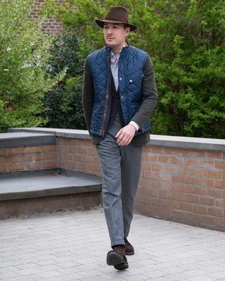 Как носить серый пиджак с темно-коричневыми замшевыми ботинками дезертами