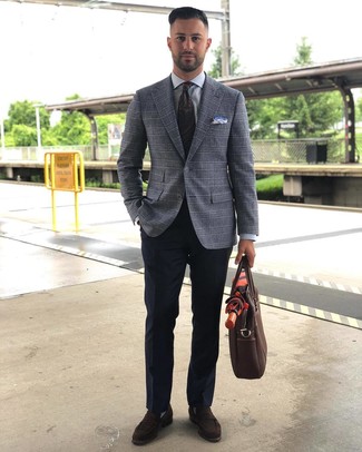 Как носить серый пиджак с темно-коричневыми замшевыми лоферами мужчине