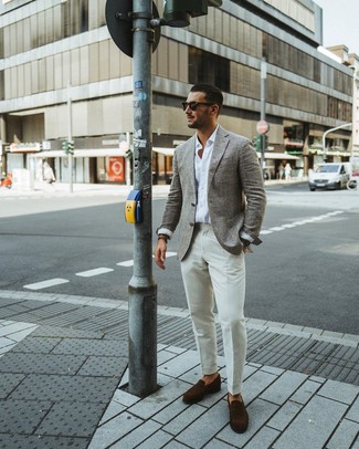 Как носить серый пиджак с темно-коричневыми замшевыми лоферами мужчине