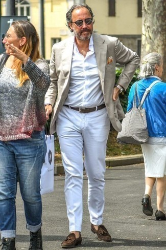 Как носить серый пиджак с темно-коричневыми замшевыми лоферами мужчине