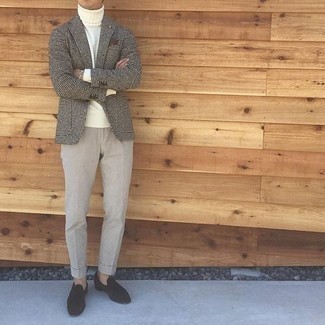 Как носить серый пиджак с темно-коричневыми замшевыми лоферами мужчине