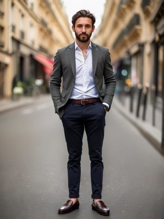 Какие классические брюки носить с серым пиджаком мужчине